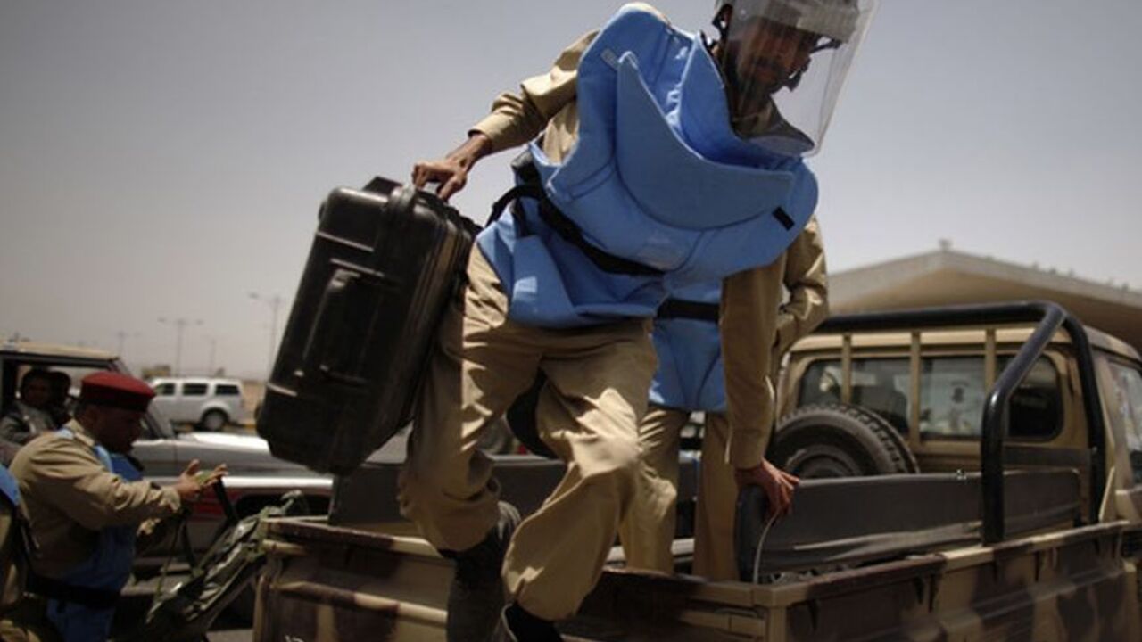 An explosives expert jumps from a military truck as he arrives at the site of a suicide bomb attack at a parade square in Sanaa May 21, 2012. A uniformed man blew himself up in the midst of a military parade rehearsal attended by senior officials in the Yemeni capital Sanaa on Monday, killing at least 41 people and wounding more than 60, a police source said. REUTERS/Khaled Abdullah (YEMEN - Tags: POLITICS CIVIL UNREST CRIME LAW)
