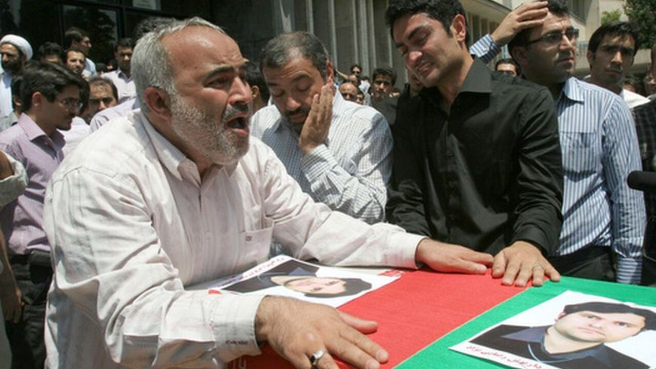 Relatives of Iranian scientist Darioush Rezaie who was shot dead by a motorcyclist mourn at his coffin in Tehran July 24, 2011. A senior Iranian official on Sunday blamed the United States and Israel for the killing of the Iranian scientist, who the deputy interior minister said was not linked to Iran's nuclear programme as reported by media.   REUTERS/Yalda Moayeri (IRAN - Tags: POLITICS OBITUARY)