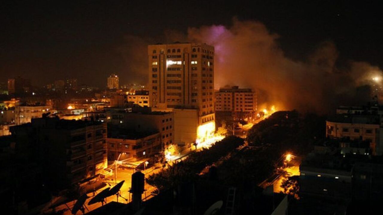 Smoke rises after what witnesses was said an Israeli air strike in Gaza City November 20, 2012. A Hamas official said Egyptian mediators had clinched a truce with Israel on Tuesday that would go into effect within hours, but Egypt and Israel said a Gaza ceasefire deal was still up in the air after a week of fighting. REUTERS/Mohammed Salem (GAZA - Tags: CIVIL UNREST MILITARY POLITICS)