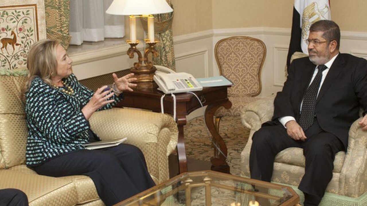 U.S. Secretary of State Hillary Clinton meets with Egyptian President Mohamed Mursi on the sidelines of the United Nations General Assembly in New York September 24, 2012.   REUTERS/Andrew Kelly (UNITED STATES - Tags: POLITICS)