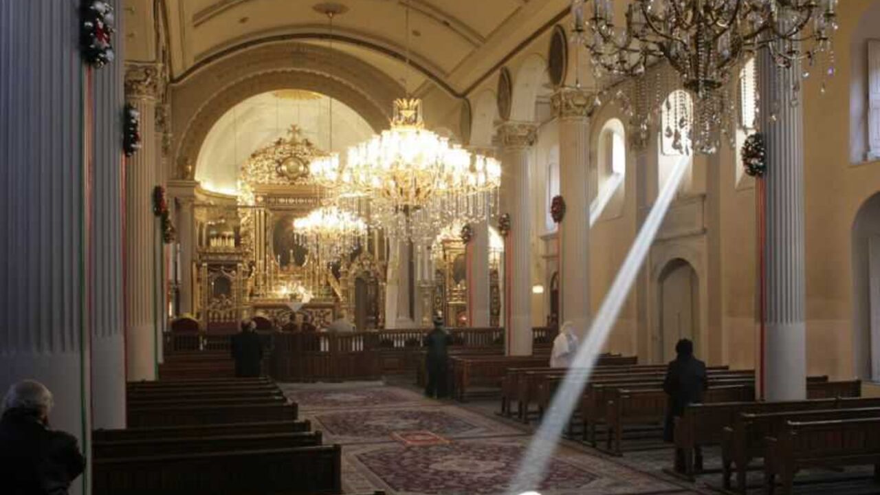 Armenian worshippers attend Sunday mass in Surp Asdradzadzin Patriarchal Church in Istanbul January 13, 2008. One year after Turkish-Armenian writer Hrant Dink was shot dead, Turkey's Armenian community is torn between hoping for better days in the EU candidate nation and moving abroad out of frustration and fear of more attacks. Picture taken January 13, 2008. To match feature TURKEY-ARMENIANS/ANNIVERSARY  REUTERS/Osman Orsal   (TURKEY)