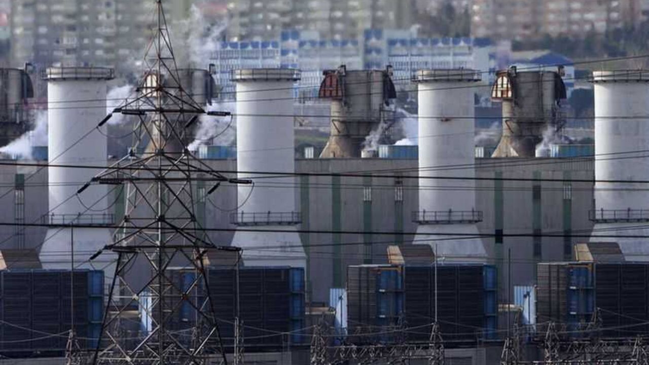 A general view of Ambarli gas-fired power station in Istanbul January 8, 2009. Production at three Turkish power stations has been halted as a Russia-Ukraine gas row had led to a shortage of gas supplies to Turkey, an Energy Ministry source told Reuters on Thursday, but this would not create a power supply problem, he said. On Tuesday Russian gas supplies coming via Ukraine to Turkey were completely cut, although some supplies are still coming via a pipeline which passes directly from Russia under the Black