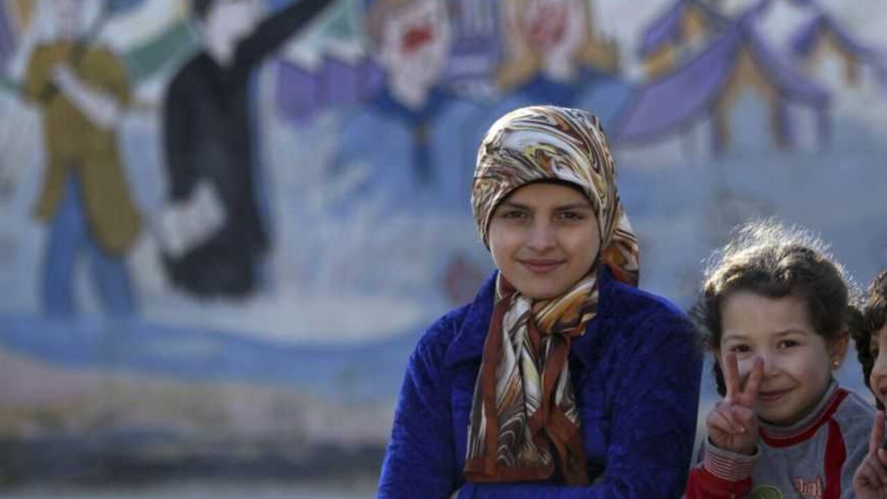 Internally displaced Syrian children gesture as they pose for a photo at a school in Aleppo January 14, 2013. REUTERS/Muzaffar Salman (SYRIA - Tags: CONFLICT)
