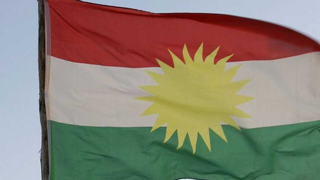 A Kurdish Peshmerga soldier holds a Kurdistan flag during a deployment in the area near the northern Iraqi border with Syria, which lies in an area disputed by Baghdad and the Kurdish region of Ninawa province, August 6, 2012. Picture taken August 6, 2012.   REUTERS/Azad Lashkari (IRAQ - Tags: CONFLICT POLITICS MILITARY)