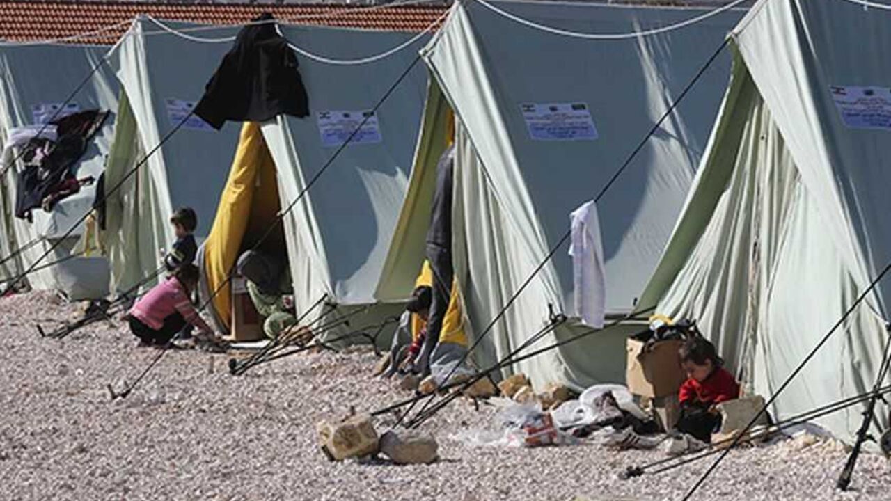 Syrian refugee children play outside their tents in al-Marj, in the Bekaa Valley December 27, 2012. REUTERS/Mohamed Azakir (LEBANON - Tags: POLITICS CIVIL UNREST SOCIETY IMMIGRATION)