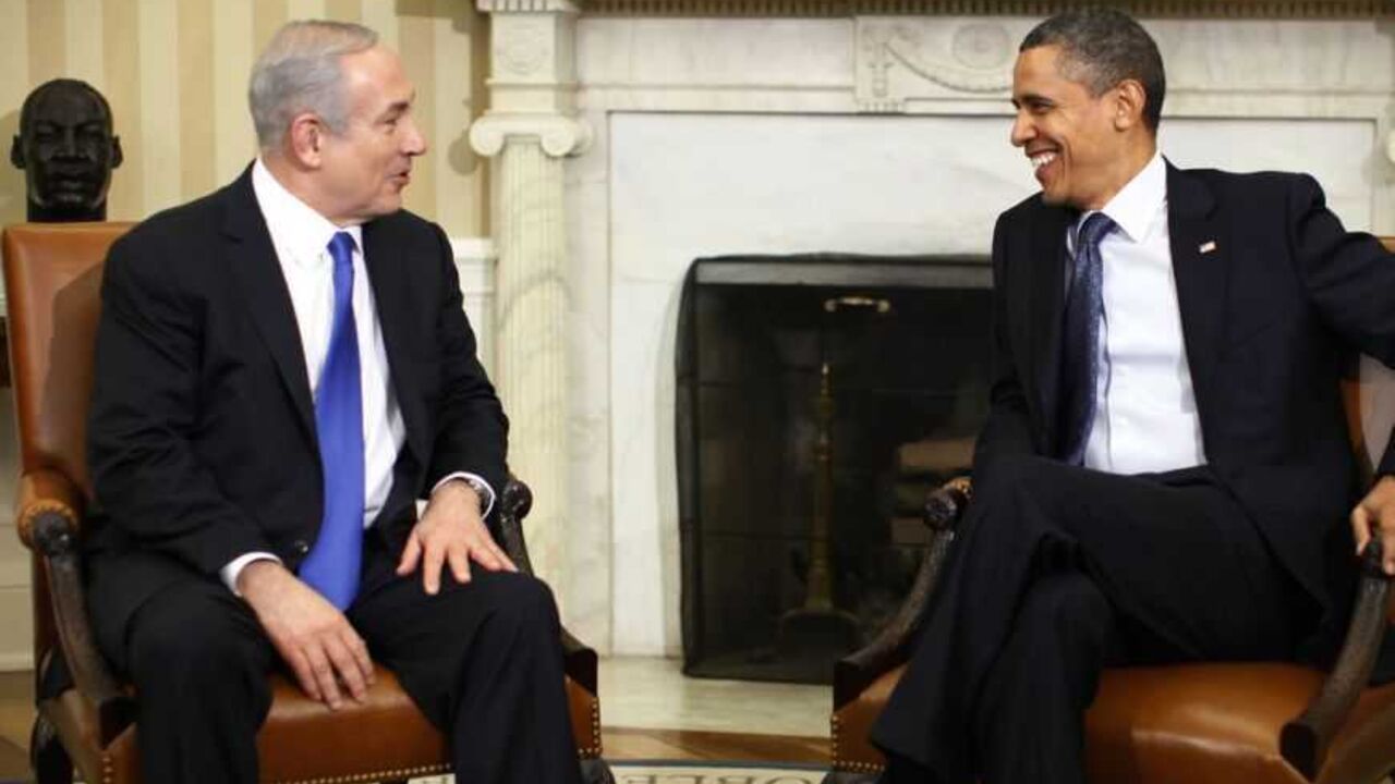 U.S. President Barack Obama welcomes Israeli Prime Minister Benjamin Netanyahu to the Oval Office of the White House in Washington, March 5, 2012.        REUTERS/Jason Reed       (UNITED STATES - Tags: POLITICS) - RTR2YVL0
