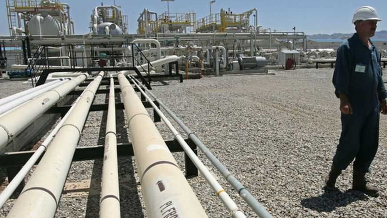 DOHUK, IRAQ, MAY 31: Kurdish engineers and other employees work at the Tawke oil field near the town of Zacho on May 31, 2009 in Dohuk province about 250 miles north of Baghdad, Iraq. The Iraqi autonomous region of Kurdistan began crude oil exports on June 1, 2009 for the first time from two major oil fields, piping around 90,000 barrels per day (bpd).    (Photo by Muhannad Fala'ah/Getty Images)