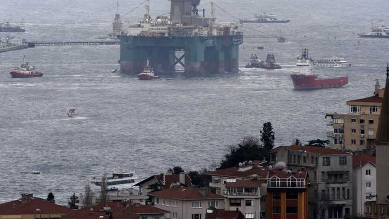 The Leiv Eiriksson, an oil drilling platform, is escorted by tugboats as it enters the Bosphorus in Istanbul December 31, 2009. The deep-water platform, one of the world's largest drilling rigs, passed through the Bosphorus Strait as it entered the Black Sea where Turkey and Brazil will carry out joint oil explorations. In April, state-owned petroleum companies, Turkey's TPAO and Brazil's Petrobras, signed an agreement to search for oil in the Black Sea.  REUTERS/Murad Sezer (TURKEY - Tags: ENERGY TRANSPORT
