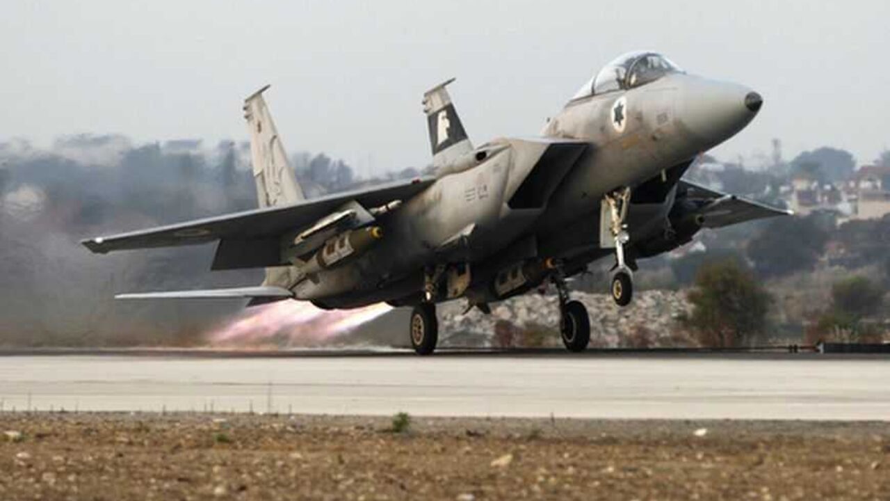 An Israeli air force F15-E fighter jet takes off for a mission over the Gaza Strip, from the Tel Nof air base in central Israel November 19, 2012. Israel bombed dozens of targets in Gaza on Monday and said that while it was prepared to step up its offensive by sending in troops, it preferred a diplomatic solution that would end Palestinian rocket fire from the enclave. REUTERS/Baz Ratner (ISRAEL - Tags: CIVIL UNREST POLITICS MILITARY) - RTR3AMGC