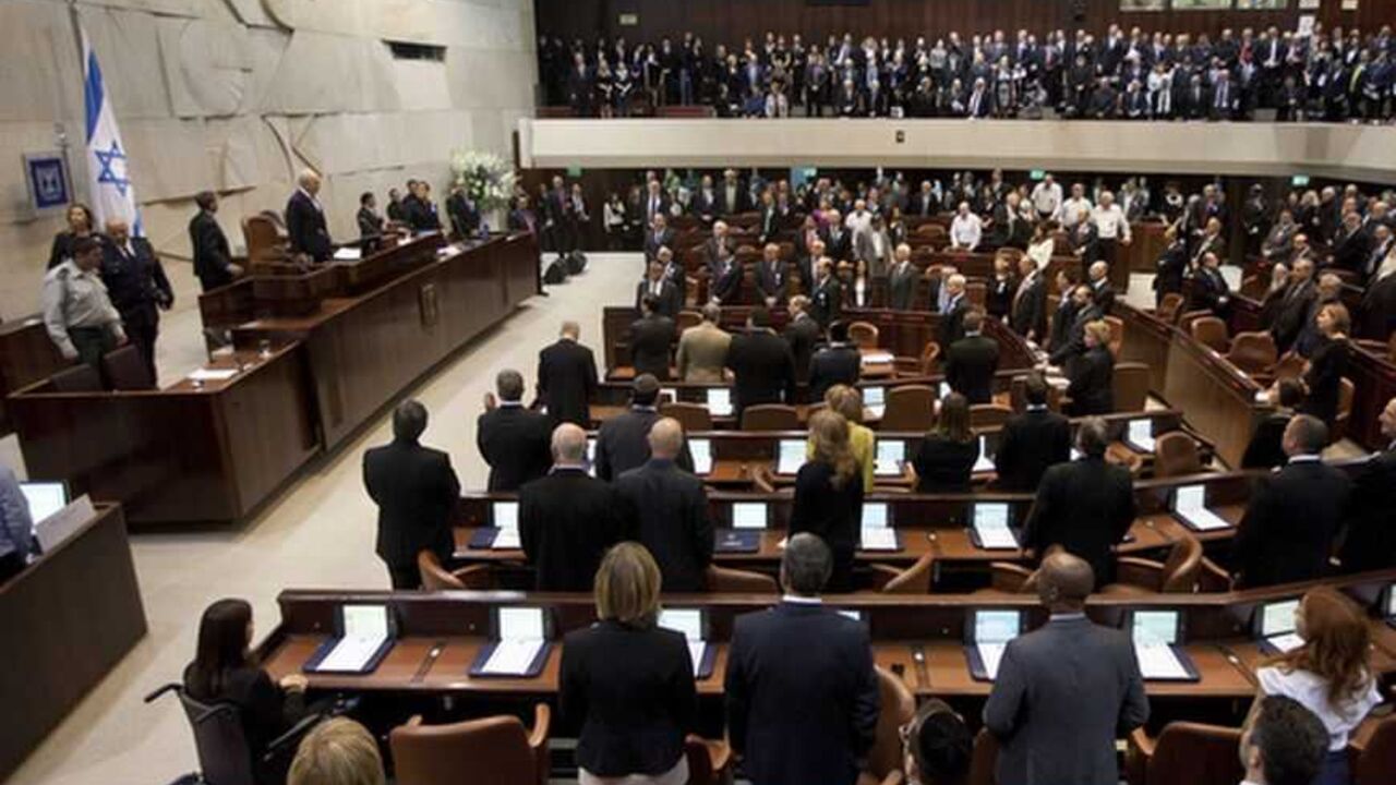 Members of the 19th Knesset, the new Israeli parliament, stand as President Shimon Peres arrives to their swearing-in ceremony in Jerusalem February 5, 2013. REUTERS/Uriel Sinai/Pool (JERUSALEM - Tags: POLITICS) - RTR3DDXN