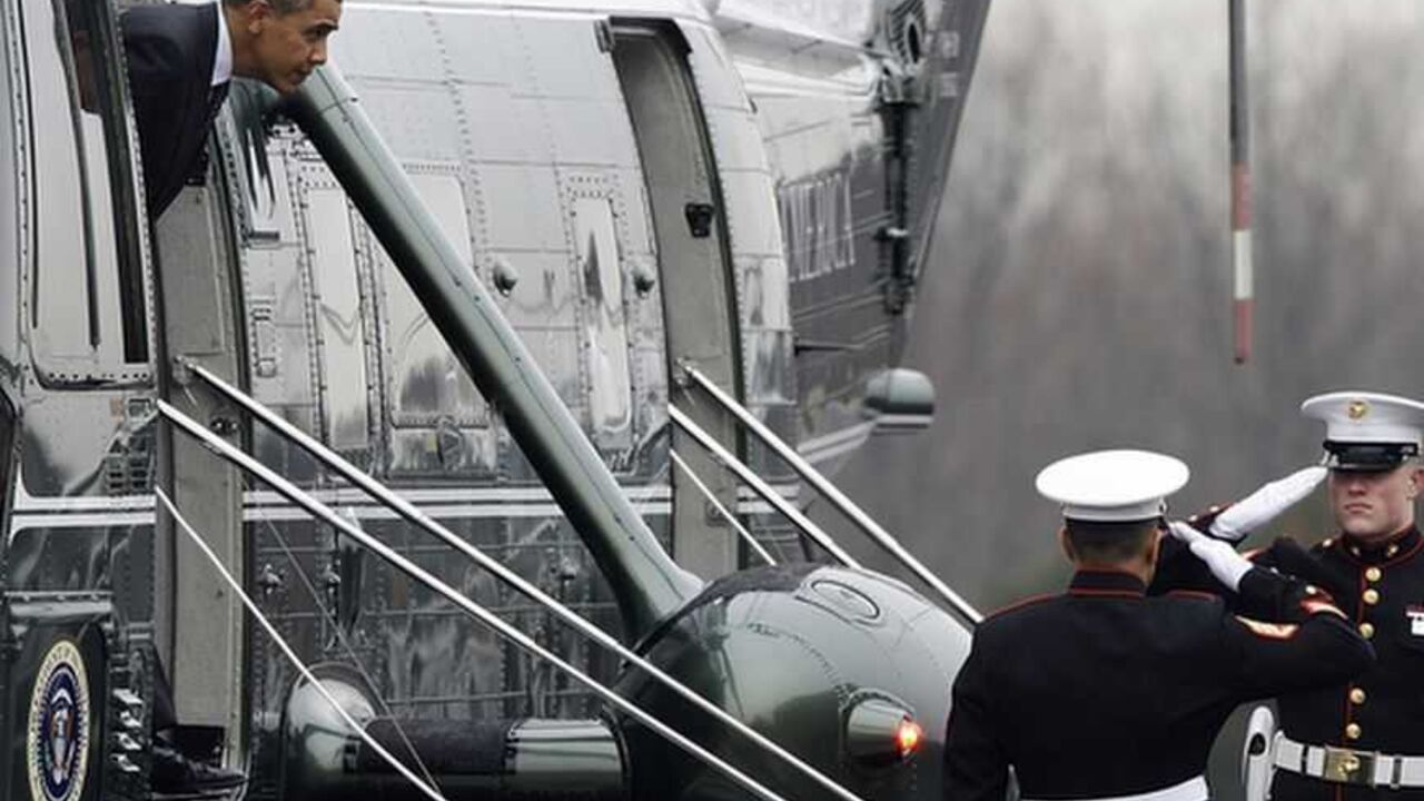 U.S. President Barack Obama arrives via Marine One at Leesburg Executive Airport to delivers remarks nearby at the House Democratic Issues Conference, in Leesburg, Virginia, February 7, 2013.  REUTERS/Jonathan Ernst    (UNITED STATES - Tags: POLITICS) - RTR3DGQT