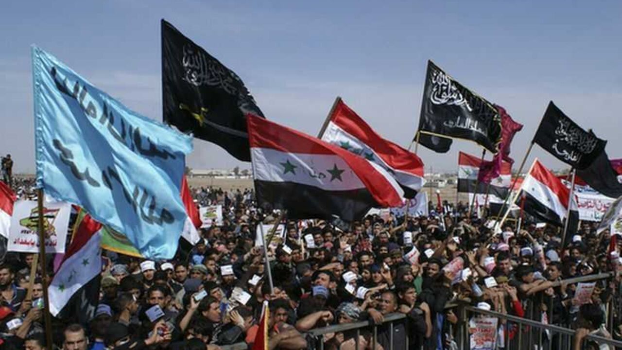 Iraqi Sunni Muslims take part in an anti-government demonstration in Falluja, 50 km (31 miles) west of Baghdad March 1, 2013. Iraq's finance minister told crowds of Sunni Muslim protesters on Friday he was resigning, after more than two months of demonstrations demanding an end to marginalisation of their minority sect.  REUTERS/Mohanned Faisal (IRAQ - Tags: POLITICS CIVIL UNREST) - RTR3EFVK