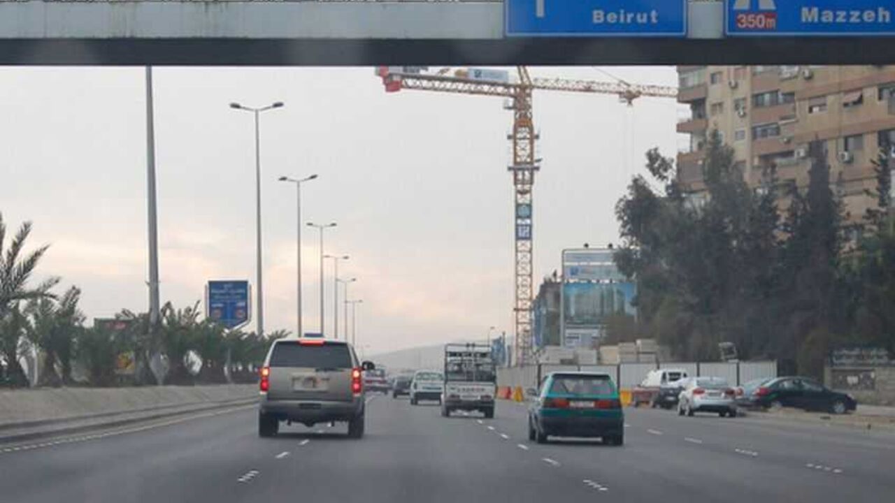 The car of U.S. ambassador to Syria Robert Ford (L) travels on the Damascus airport highway January 16, 2011. Ford arrived in Damascus on Sunday to take up his post after more than a five-year break in top U.S. diplomatic representation in Syria. REUTERS/Khaled al-Hariri   (SYRIA - Tags: POLITICS) - RTXWMYK