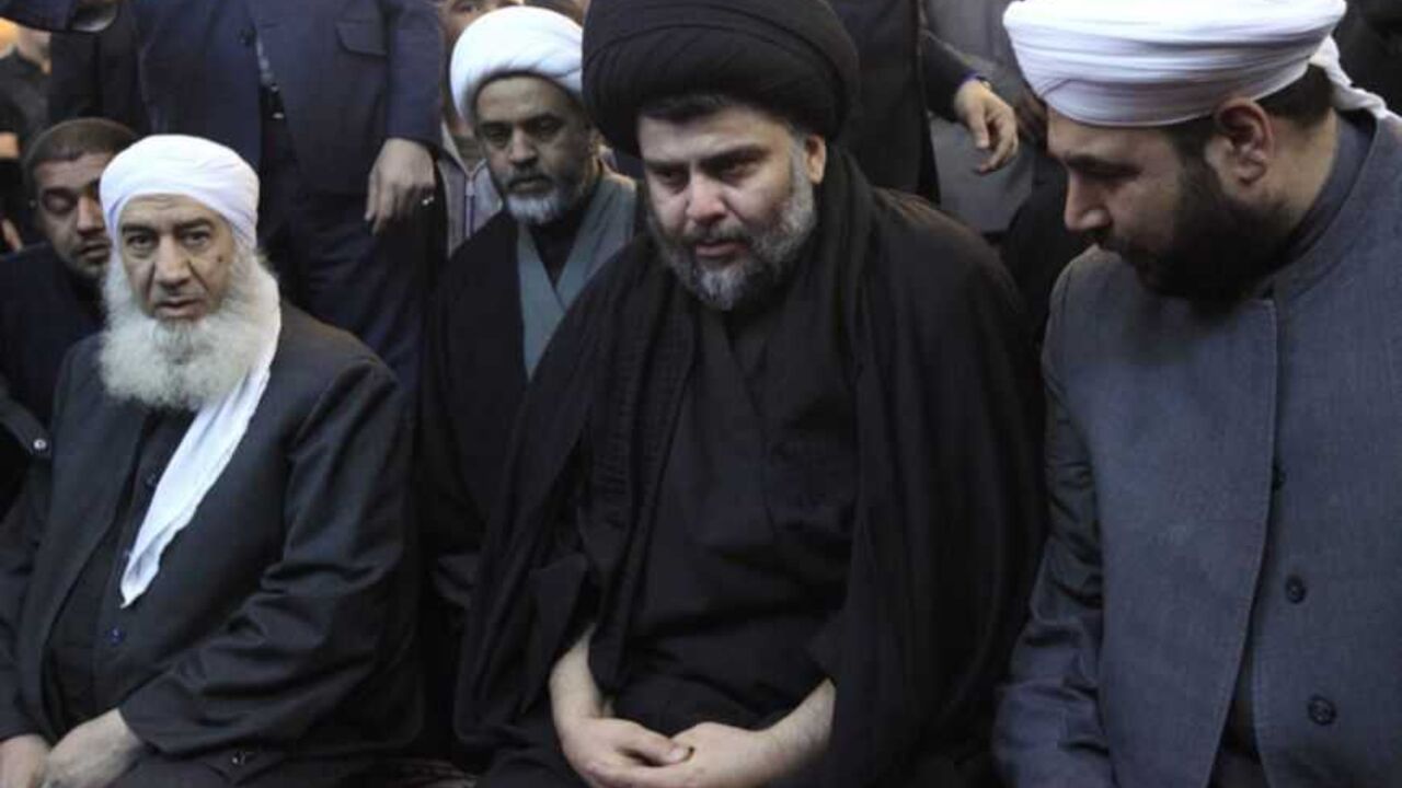 Iraqi Shi'ite cleric Moqtada al-Sadr (C) takes part in Friday prayers participated by Sunni and Shi'ite Muslim worshippers in a gesture of unity at the Abdul Qadir Gilani Mosque in Baghdad January 4, 2013.  REUTERS/Thaier Al-Sudani (IRAQ - Tags: RELIGION) - RTR3C3I0