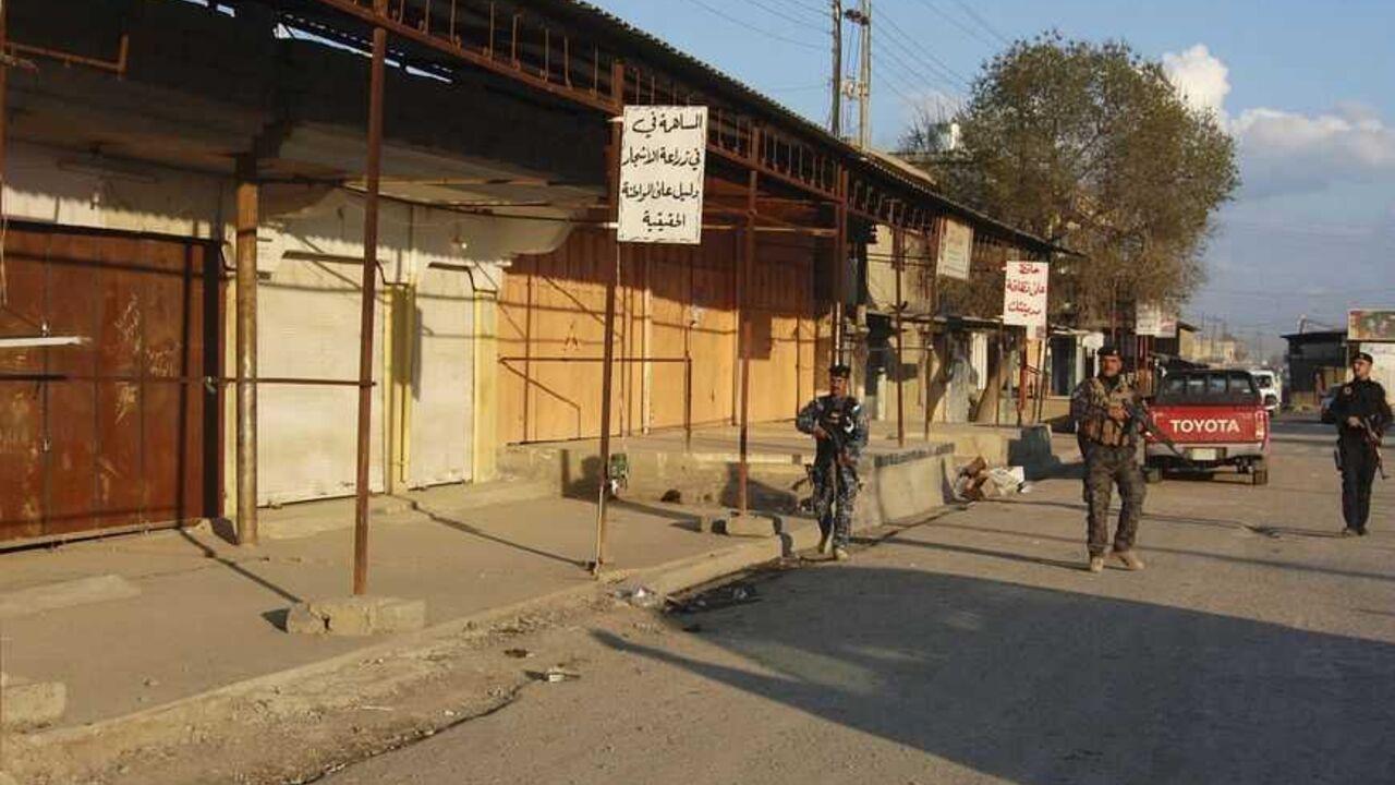 Iraqi police stand guard during foot patrol at Rabia, near the main border between Iraq and Syria March 2, 2013. Clashes between the Syrian army and rebels at a border post brought the civil war close to neighbouring Iraq, where troops fired warning shots into the air, residents, officials and a Reuters reporter said. Insurgents seized control of half of the northeastern Syrian town of Yaarabiya, including a border post with Iraq, in a battle with forces loyal to President Bashar al-Assad on Friday and earl