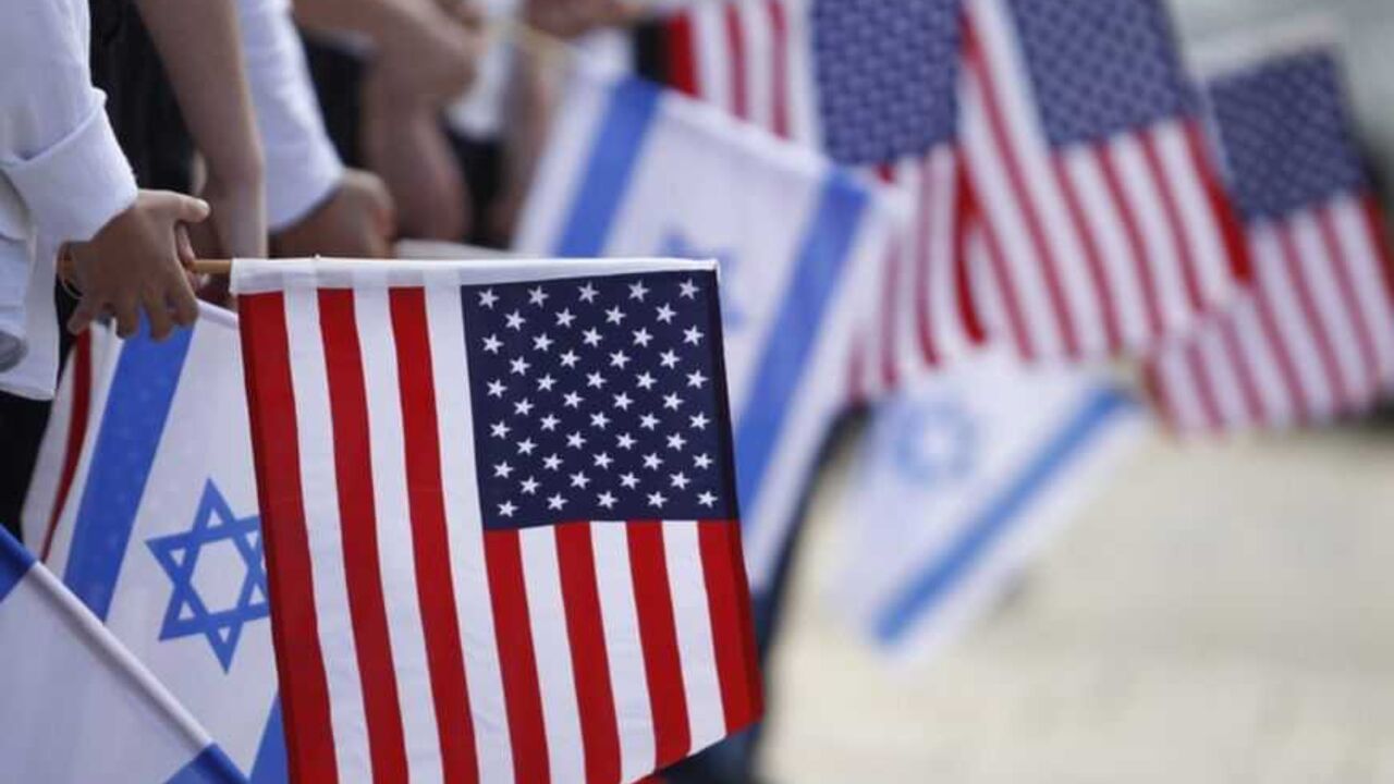 Israeli schoolchildren hold the Israeli and American flags during a rehearsal for U.S. President Barack Obama's visit at his Israeli counterpart Shimon Peres' residence tomorrow, in Jerusalem March 19, 2013. Obama is due to begin his first official visit to Israel and the Palestinian Territories on Wednesday, looking to improve ties after sometimes rocky relations with both sides during his first term in office. REUTER/Baz Ratner (JERUSALEM - Tags: POLITICS) - RTR3F75E