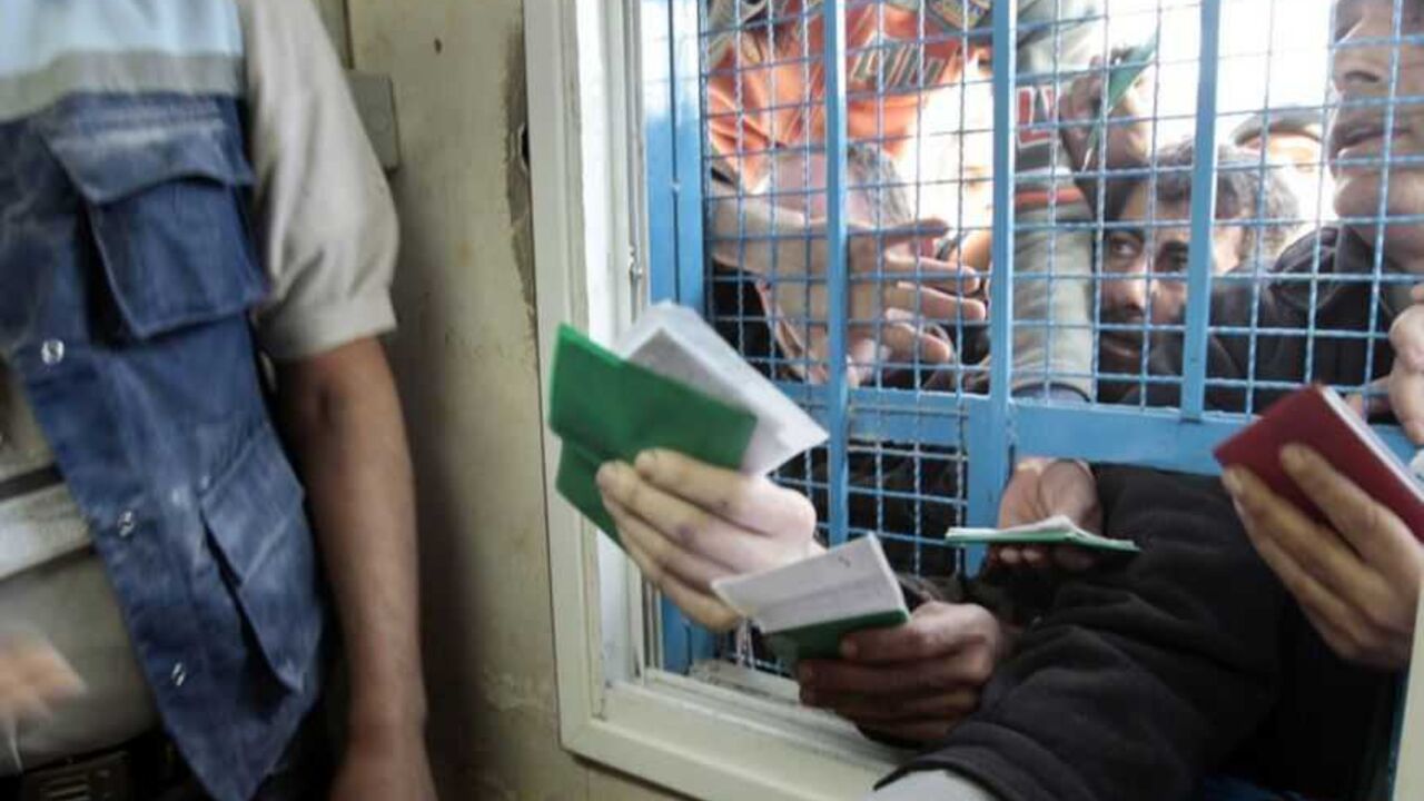 Palestinians wait to receive food supplies from the United Nations Relief and Works Agency (UNRWA) at Shati refugee camp in Gaza January 13, 2009. Israeli forces tightened their hold around the city of Gaza on Tuesday and Israel's top general said "there is still work" ahead against Hamas in an 18-day-old offensive that has killed more than 900 Palestinians. REUTERS/Mohammed Salem (GAZA) - RTR23CE4