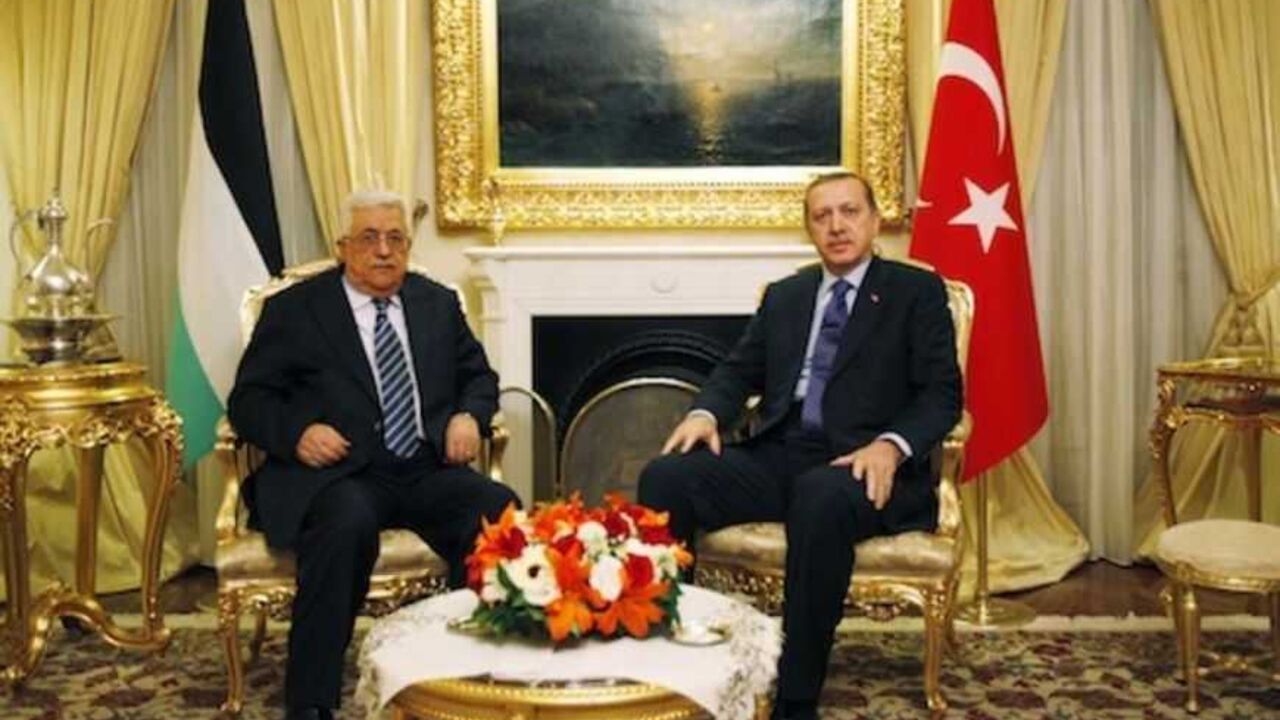 Palestinian President Mahmoud Abbas (L) and Turkey's Prime Minister Recep Tayyip Erdogan pose before a meeting in Ankara February 29, 2012. REUTERS/Umit Bektas (TURKEY - Tags: POLITICS) - RTR2YMY2