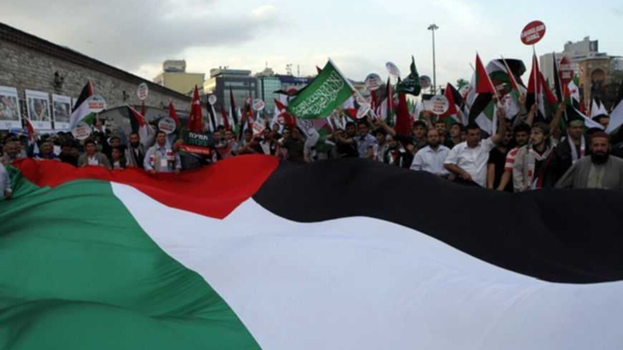 Pro-Palestinian activists attend a rally to mark the second anniversary of the Mavi Marmara Gaza flotilla incident in central Istanbul May 31, 2012. Nine activists, eight Turkish and one Turkish-American, died on May 31, 2010, when Israeli commandos raided the Mavi Marmara ship, which was part of a flotilla seeking to break the blockade imposed on the Gaza Strip. REUTERS/Osman Orsal (TURKEY - Tags: POLITICS CIVIL UNREST) - RTR32WF0