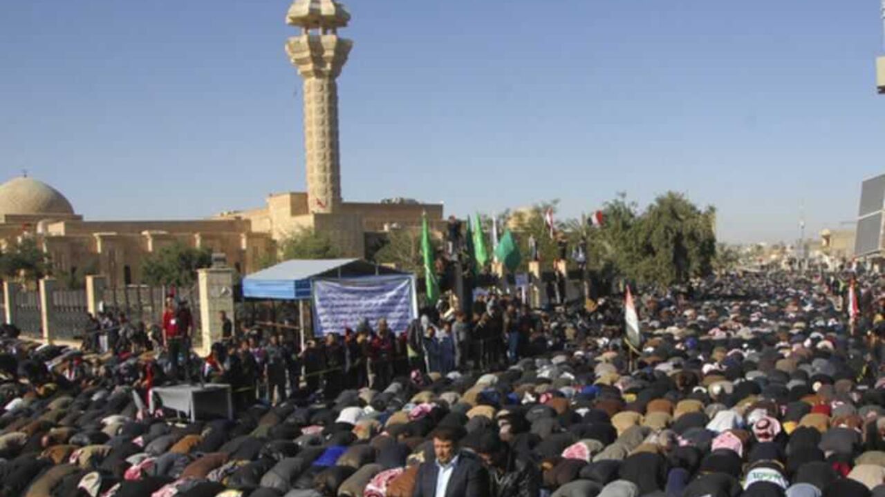 Iraqi Sunni Muslims perform Friday prayers during an anti-government demonstration in Tikrit, 150 km (93 miles) north of Baghdad, January 4, 2013. The protesters were demanding the release of Sunni detainees in government prisons and called for major reforms against corruption in the government. REUTERS/Bakr al-Azzawi (IRAQ - Tags : - Tags: POLITICS RELIGION CIVIL UNREST) - RTR3C3SF