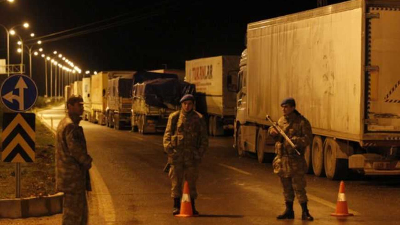 Turkish soldiers block a road to Cilvegozu border gate near the town of Reyhanli on the Turkish-Syrian border in Hatay province February 11, 2013. A Syrian minibus exploded at Cilvegozu border post on Turkey's border with Syria near the Turkish town of Reyhanli on Monday, killing at least 13 people including Turkish citizens and wounding dozens more, Turkish officials said. REUTERS/Umit Bektas (TURKEY - Tags: POLITICS CIVIL UNREST DISASTER) - RTR3DNGS