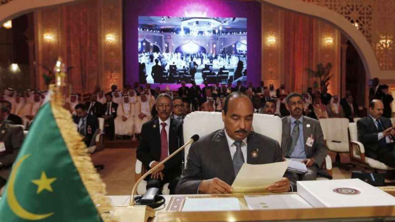 Mauritania's President Mohamed Ould Abdel Aziz reads a document during the opening of the Arab League summit in Doha March 26, 2013. A summit of Arab heads of state opened in the Qatari capital Doha on Tuesday expected to focus on the war in Syria as well as on the Israeli-Palestinian conflict.  REUTERS/Ahmed Jadallah (QATAR - Tags: POLITICS) - RTXXXR0