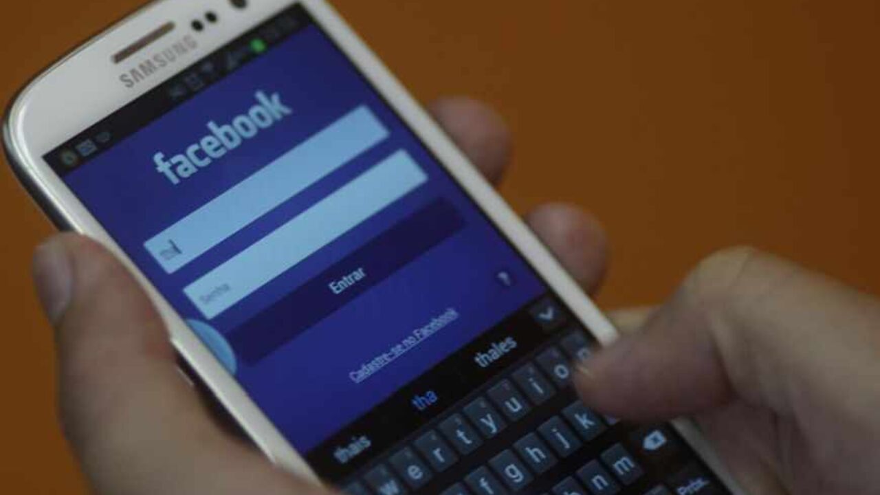 A smartphone user logs into his Facebook account in Rio de Janeiro April 15, 2013. As Brazil rushes to introduce a blazing-fast fourth-generation wireless network before the 2014 World Cup, fewer than a dozen compatible smartphones will be available in stores, compared with the hundreds of models on sale worldwide. Picture taken on April 15, 2013. REUTERS/Ricardo Moraes (BRAZIL  - Tags: BUSINESS TELECOMS) - RTXYPNE