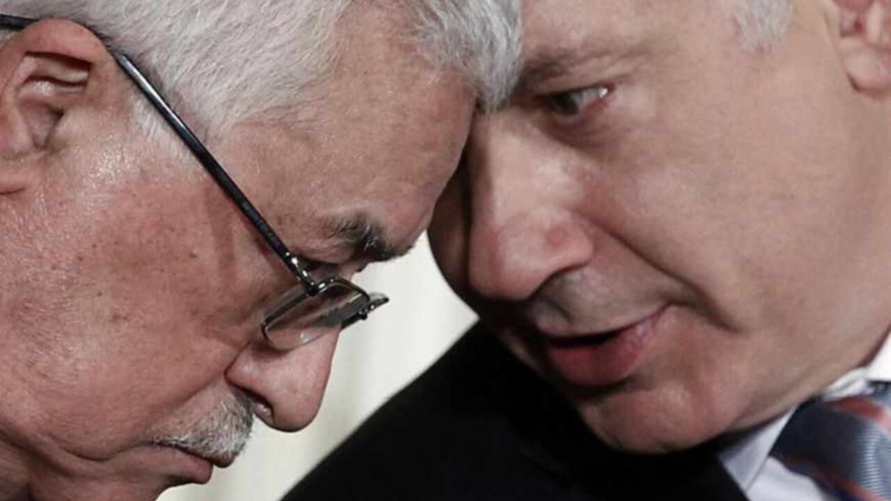 Israeli Prime Minister Benjamin Netanyahu (R) and Palestinian President Mahmoud Abbas attend an event about the Middle East peace talks in the East Room at the White House in Washington September 1, 2010.   REUTERS/Jim Young   (UNITED STATES - Tags: POLITICS IMAGES OF THE DAY) - RTR2HTD4