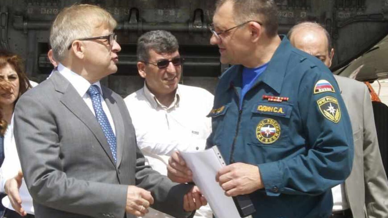 Russian ambassador to Lebanon Alexander Zasypkin (front L) talks with the pilot of a Russian aeroplane that arrived with humanitarian aid for Syrian refugees in  Lebanon, at Beirut international airport April 3, 2013. REUTERS/Sharif Karim (LEBANON - Tags: POLITICS SOCIETY CONFLICT) - RTXY6RO