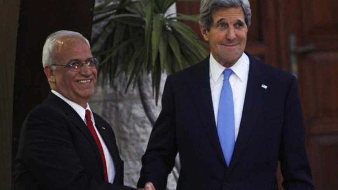 U.S. Secretary of State John Kerry (R) shakes hands with Palestinian Chief Negotiator Saeb Erekat before his meeting with Palestinian President Mahmoud Abbas in the West Bank city of Ramallah April 7, 2013.   REUTERS/Mohamed Torokman (WEST BANK - Tags: POLITICS) - RTXYC4E