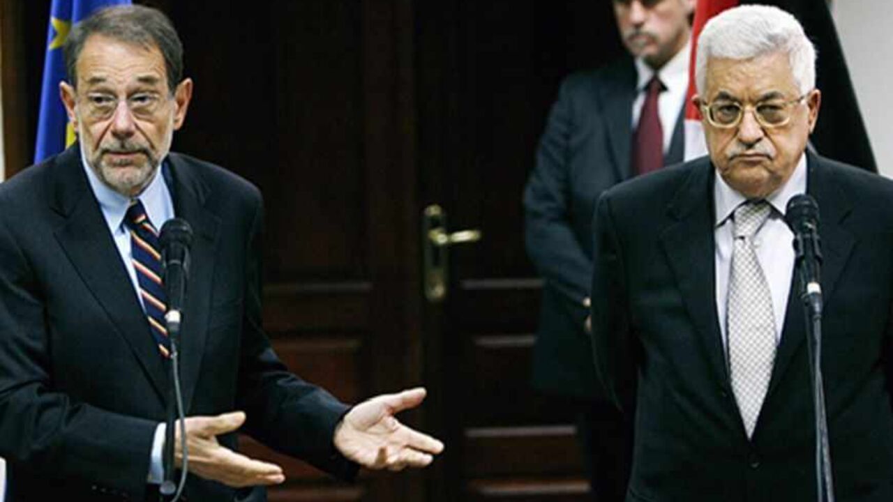 Palestinian President Mahmoud Abbas (R) and European Union foreign policy Chief Javier Solana address a news conference after their meeting in Ramallah February 28, 2009. The European Union executive will pledge 436 million euros ($552.6 million) of aid to Palestinians next month to help post-conflict recovery in Gaza and economic reform, the European Commission said on Friday. REUTERS/Fadi Arouri (WEST BANK) - RTXC6OX