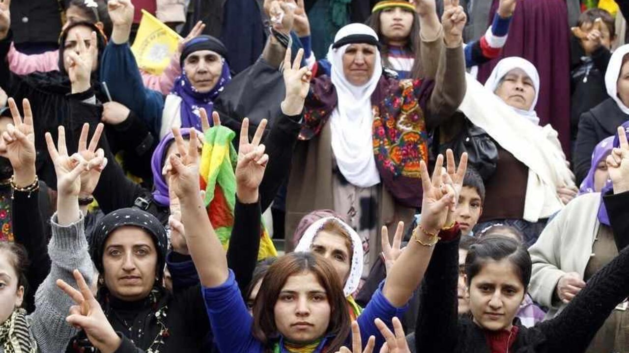 Pro-Kurdish BDP party supporters attend a rally in support of Syrian Kurds in Viransehir February 3, 2013. REUTERS/Osman Orsal (TURKEY - Tags: POLITICS CONFLICT CIVIL UNREST) - RTR3DAO0
