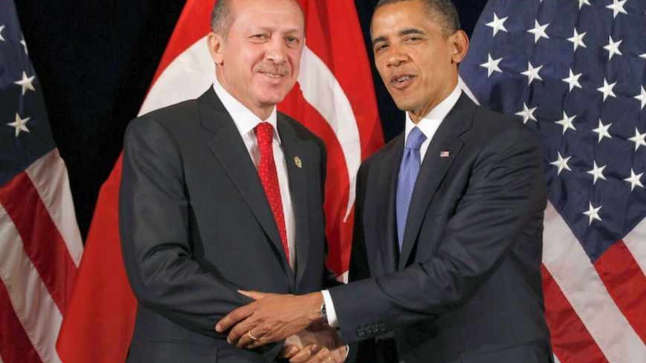U.S. President Barack Obama (R) shakes hands with Turkey's Prime Minister Tayyip Erdogan after a bilateral meeting in Seoul March 25, 2012. Both leaders will attend the 2012 Nuclear Security Summit in Seoul on Monday. REUTERS/Larry Downing  (SOUTH KOREA - Tags: POLITICS MILITARY) - RTR2ZUE9