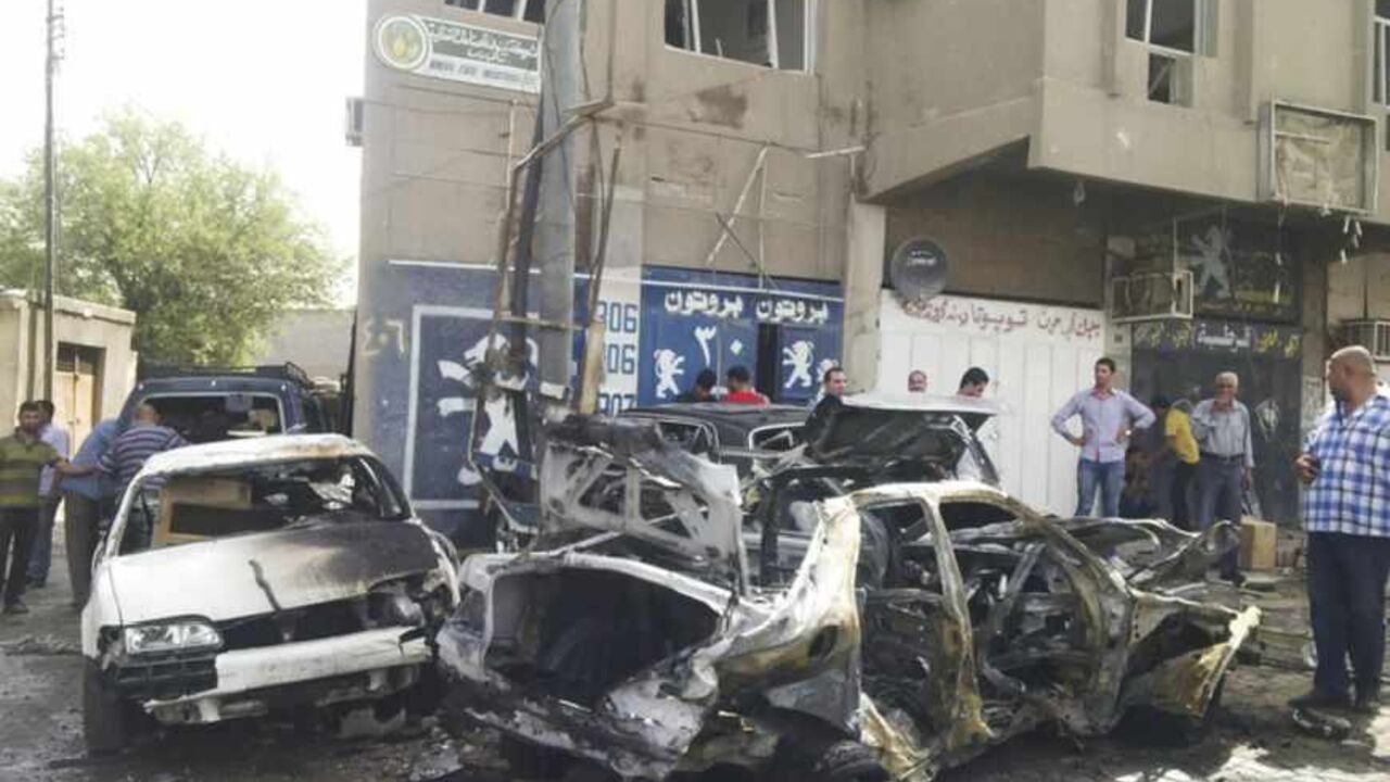 Civilians inspect the scene of a car bomb attack in Baghdad, May 30, 2013. A car bomb and several roadside blasts exploded in Shi'ite and Sunni Muslim neighbourhoods across Baghdad on Thursday, killing at least 10 people in the latest in more than a month-long surge in attacks, police and hospital sources said.  REUTERS/Thaier al-Sudani (IRAQ - Tags: CIVIL UNREST) - RTX105RO