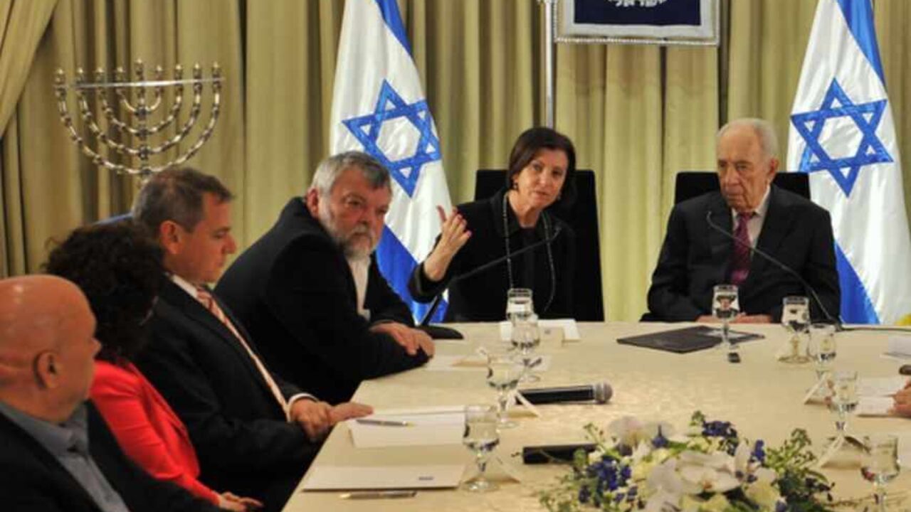 JERUSALEM, ISRAEL - JANUARY 31:  Israeli President Shimon Peres (R) meets with representatives of Meretz headed by Zahava Gal-On (2nd-R) to discuss forming a new Israeli government on January 31, 2013 in Jerusalem, Israel. Israel has begun its post-election process of forming a new government with President Shimon Peres hosting the heads of the major political parties for consultations before deciding on whom to choose as prime minister-designate to form a new coalition.  (Photo by Yin Dongxun-Pool/Getty Im