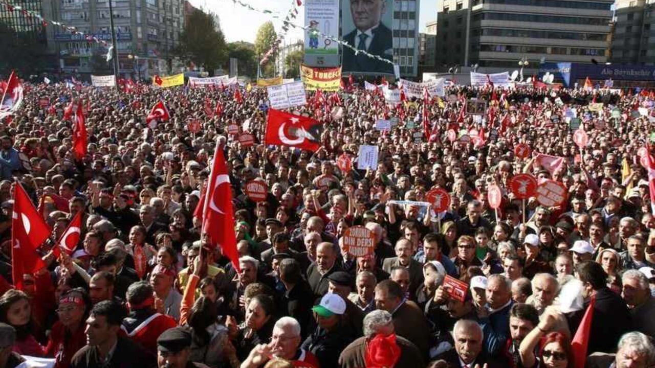 Turkey's Alevis attend a rally in Ankara November 9, 2008.  Thousands of Turkish Alevis marched in Ankara on Sunday in their first massive demonstration to call for an end to discrimination by the government and compulsory religious classes. REUTERS/Umit Bektas (TURKEY) - RTXAF37
