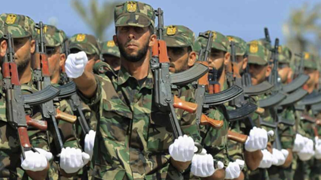 Palestinian members of Hamas national security forces march during a graduation ceremony in Gaza City May 21, 2013. REUTERS/Mohammed Salem (GAZA - Tags: MILITARY POLITICS) - RTXZUST