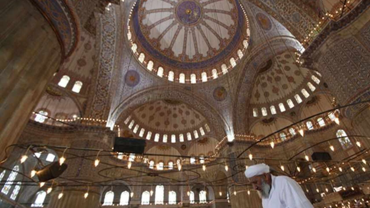 Worshippers attend their first Friday prayer for the holy month of Ramadan at Sultanahmet mosque, known as the Blue mosque, in Istanbul July 20, 2012. REUTERS/Murad Sezer (TURKEY - Tags: RELIGION SOCIETY) - RTR354J0