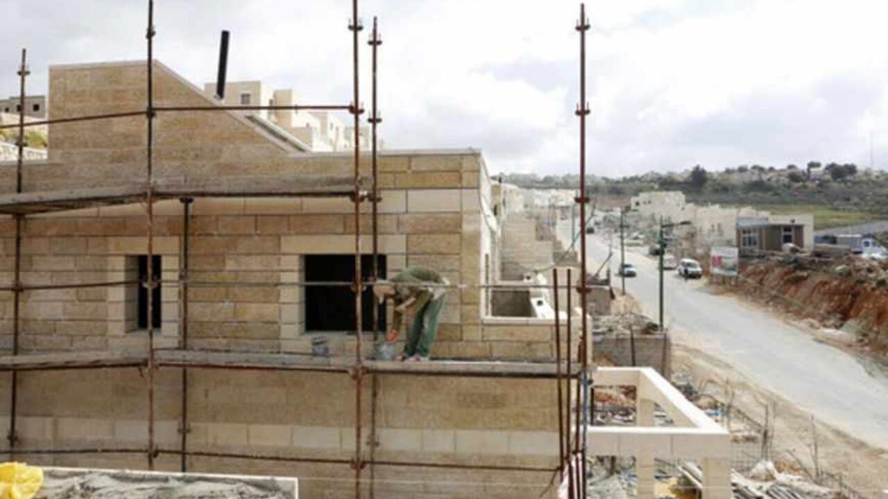 A Palestinian labourer works on a construction site in the West Bank Jewish settlement of Har Gilo, near Jerusalem March 18, 2013. Israeli Prime Minister Benjamin Netanyahu's new governing coalition prepared to take office after a parliamentary vote on Monday with powerful roles reserved for supporters of settlers in occupied territory. REUTERS/Baz Ratner (WEST BANK - Tags: POLITICS BUSINESS CONSTRUCTION) - RTR3F5GB