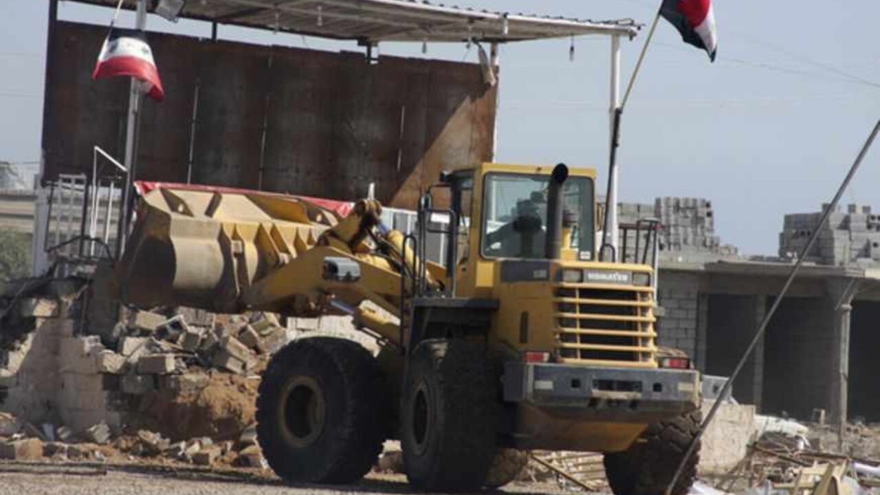 A platform at a makeshift camp is removed by heavy equipment at a public square in Hawija, near Kirkuk, 170 km (100 miles) north of Baghdad April 23, 2013. Iraqi forces stormed the Sunni Muslim protest camp on Tuesday, and more than 50 people were killed in the ensuing clashes which spread beyond the town of Hawija, to other areas.Picture taken April 23, 2013. REUTERS/Stringer (IRAQ - Tags: CIVIL UNREST MILITARY POLITICS) - RTXYZJD