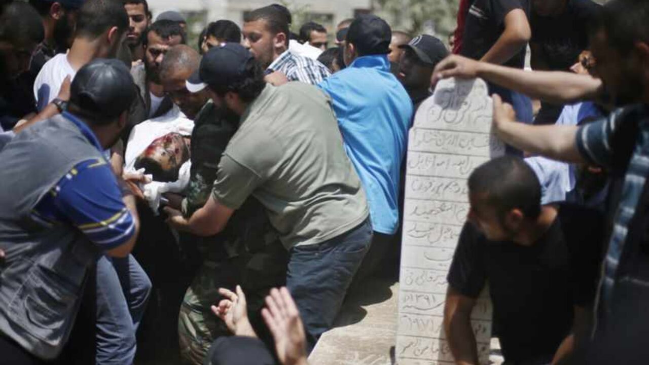 ATTENTION EDITORS - VISUAL COVERAGE OF SCENES OF INJURY OR DEATH
 
Palestinians carry the body of Haitham Al-Mes-hal, who relatives said belonged to a militant Jihadist Salafi organisation, before his burial during his funeral at a cemetery in Gaza City April 30, 2013. Israel on Tuesday launched its first targeted attack on a militant in Gaza since a war in November, killing the Palestinian jihadist in an air strike that put further strain on a five-month-old ceasefire. REUTERS/Suhaib Salem (GAZA - Tags: 