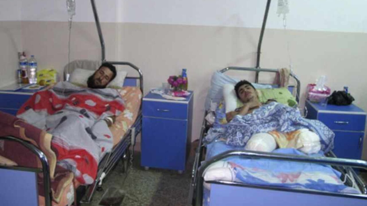 Wounded Syrian refugees who activists said were injured during shelling by forces loyal to Syrian President Bashar al-Assad, lie in a hospital at Bab El-Hawa on the outskirts of Idlib, near the Syrian-Turkish border April 30, 2013. The Syrian air strike on a headquarters of a rebel brigade along the Turkish border killed at least five people, including children, and wounded dozens more on Tuesday, opposition activists said. Picture taken April 30, 2013.   REUTERS/Abdalghne Karoof (SYRIA - Tags: CONFLICT POL