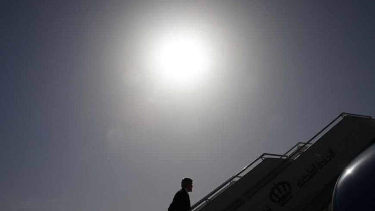 U.S. Secretary of State John Kerry boards his plane in Amman, Jordan, May 23, 2013.  REUTERS/Jim Young  (JORDAN - Tags: POLITICS) - RTXZXEL