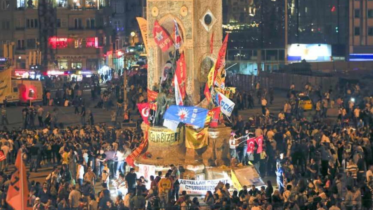 Anti-government protesters gather in Istanbul's Taksim square June 6, 2013. Turkish Prime Minister Tayyip Erdogan denounced those behind a week of violent demonstrations on Thursday, causing a sell-off on the Turkish stock exchange from investors worried that his defiant rhetoric will further enflame public wrath.   REUTERS/Yannis Behrakis (TURKEY - Tags: CIVIL UNREST POLITICS) - RTX10E8V