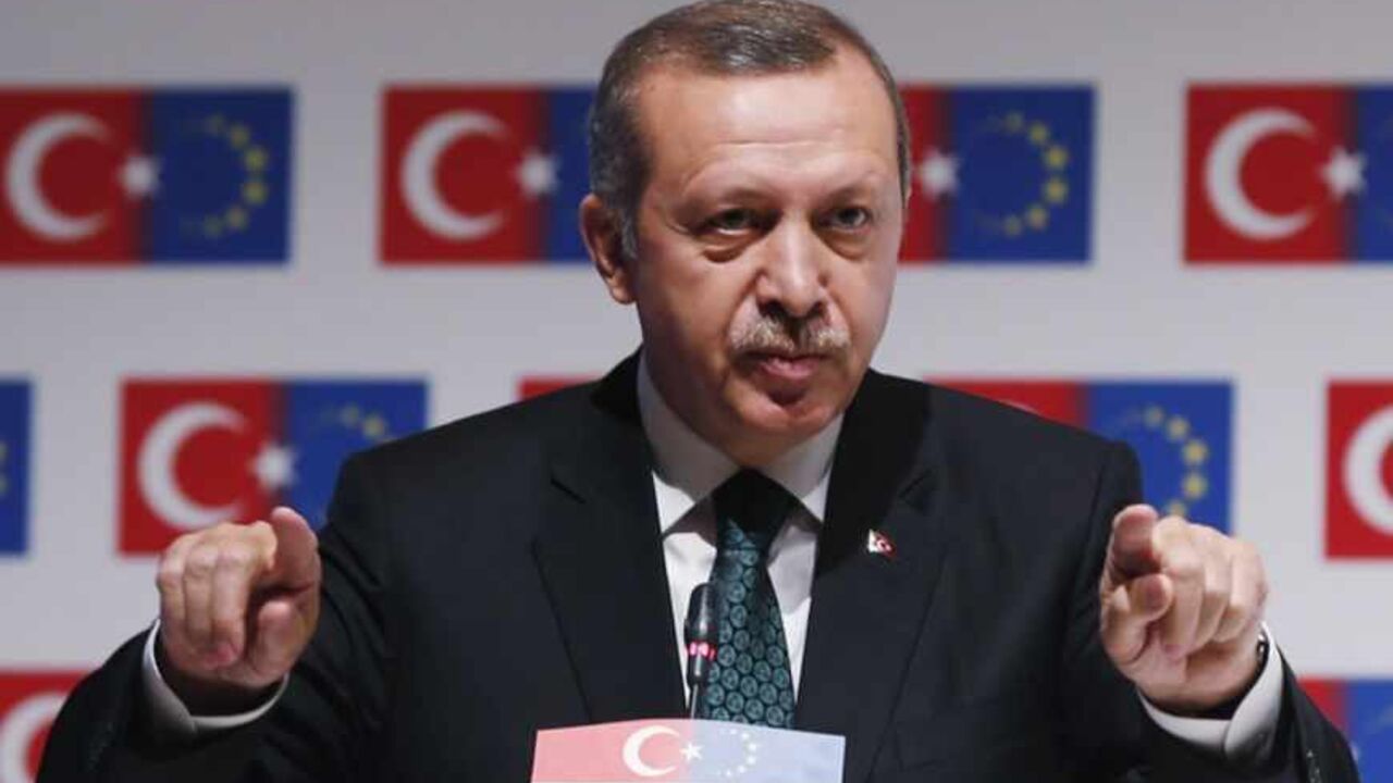 Turkish Prime Minister Tayyip Erdogan gestures during the Ministry for European Union Affairs'  EU-Istanbul Conference in Istanbul June 7, 2013. Erdogan called on Turks on Friday to distance themselves from lawless protests and said accusations of the excessive use of police force during days of unrest were being investigated. REUTERS/Osman Orsal (TURKEY - Tags: CIVIL UNREST POLITICS TPX IMAGES OF THE DAY) - RTX10F6W