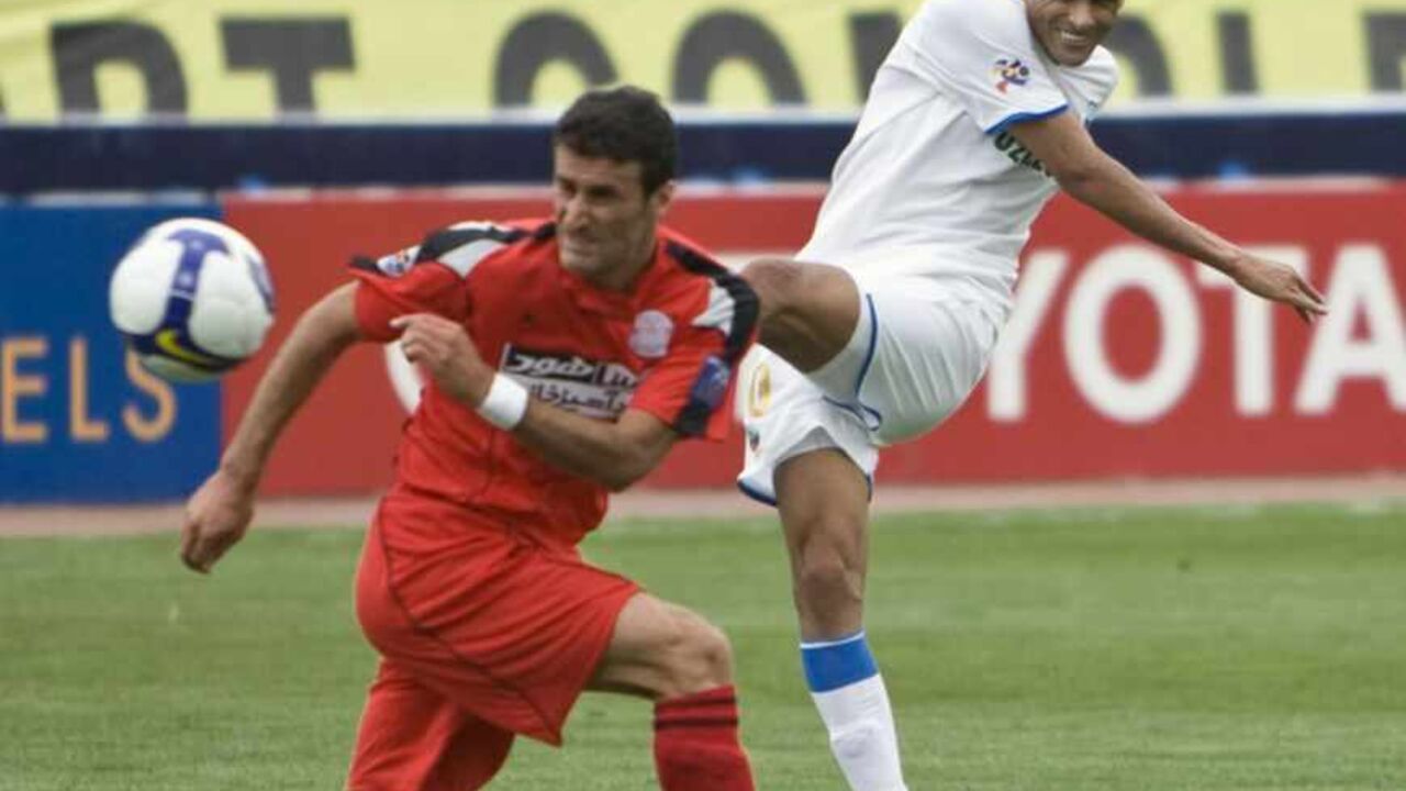 Nabilloah Bagheriha of Iran's Persepolis (L) fights for the ball with Rivaldo Vitor Borba Ferreira of Uzbekistan's Bunyodkor during their AFC Champions League soccer match at Tehran's Azadi stadium May 27, 2009. REUTERS/Raheb Homavandi (IRAN SPORT SOCCER) - RTXOLC7