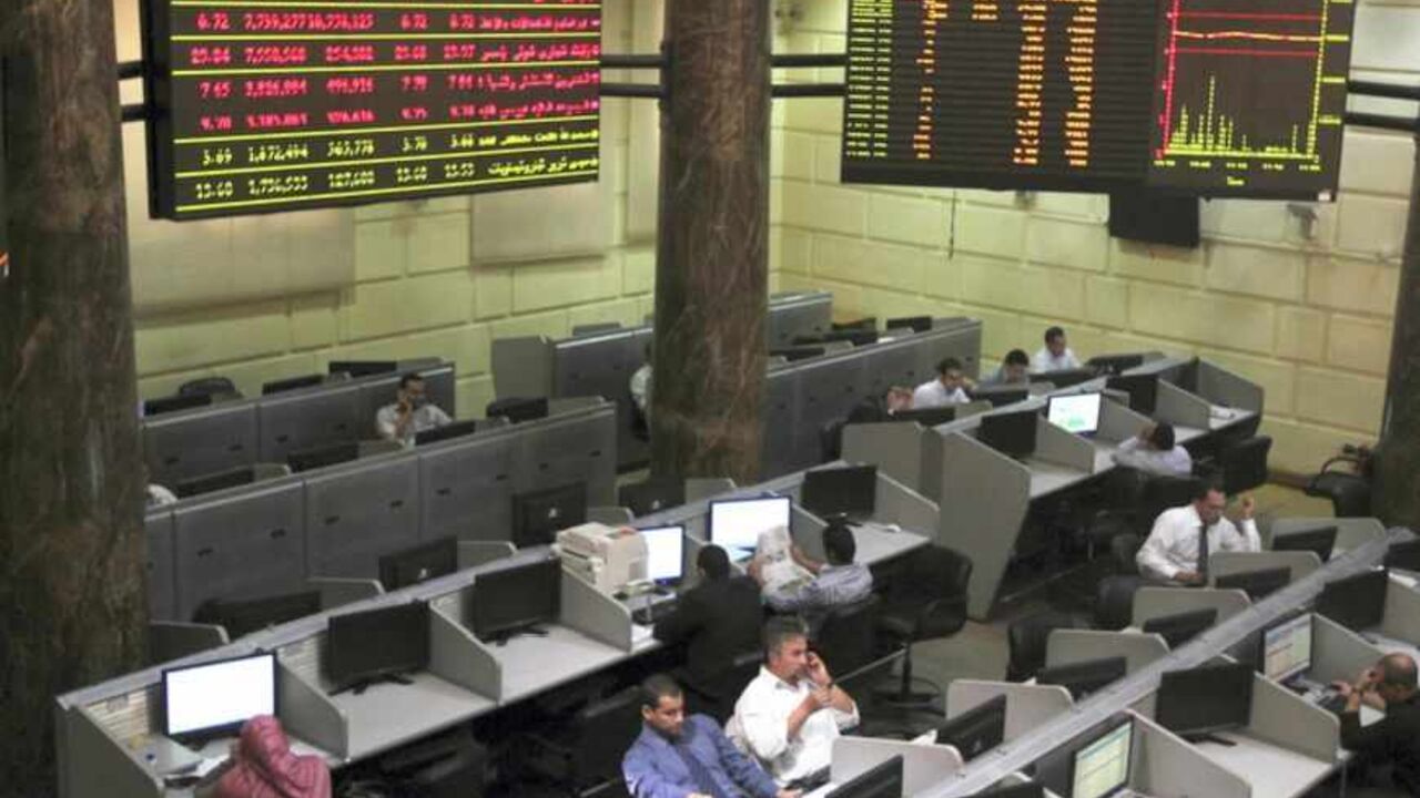 Traders react at the Egyptian Exchange in Cairo April 1, 2013. Selling pressure from foreign investors dragged Egypt's bourse down to a near 16-week low on Sunday as the country's economic situation worsens, while Gulf markets were mixed.     REUTERS/Mohamed Abd El Ghany (EGYPT  - Tags: BUSINESS) - RTXY4ML