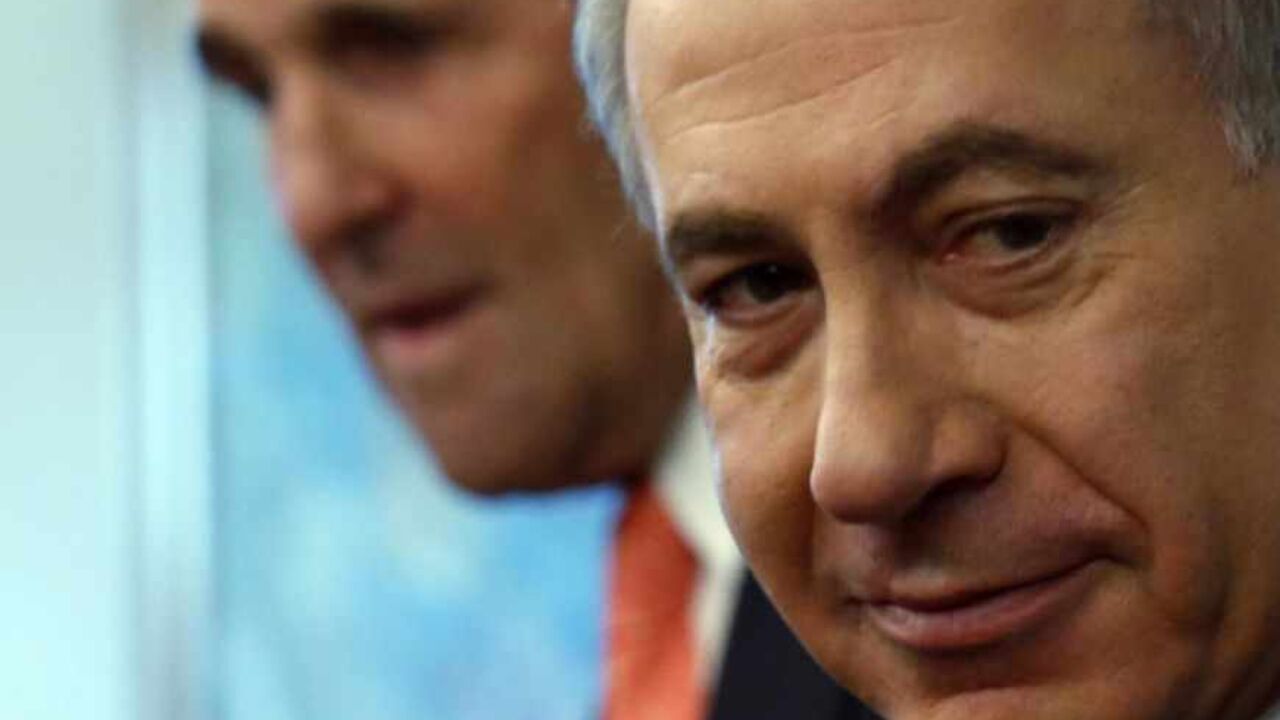 Israeli Prime Minster Benjamin Netanyahu (R) meets with U.S. Secretary of State John Kerry in Jerusalem May 23, 2013. REUTERS/Jim Young (JERUSALEM - Tags: POLITICS) - RTXZXGE