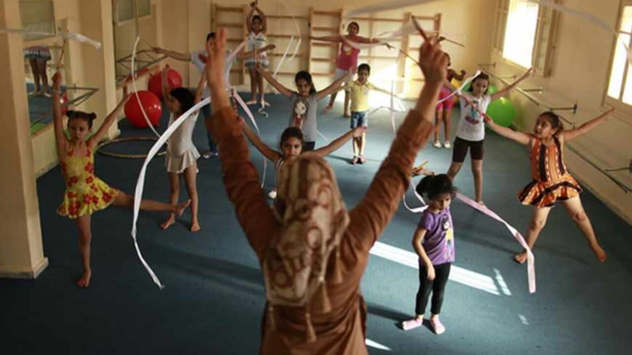 Palestinian girls take part in a ballet class at Gaza college in Gaza City September 3, 2012. REUTERS/Mohammed Salem (GAZA - Tags: SOCIETY EDUCATION) - RTR37FYP