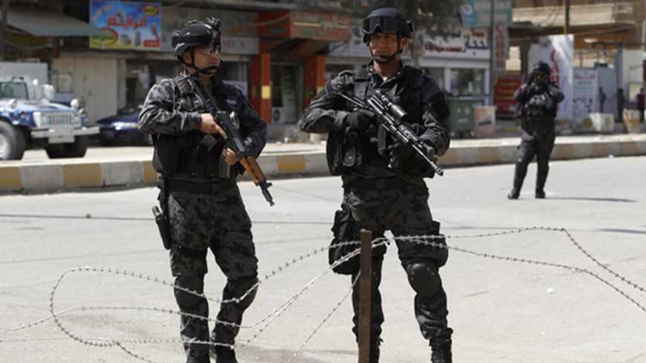 Members of the Iraqi special forces stand guard at a checkpoint in central Baghdad March 23, 2012. The Iraqi government has tightened security measures ahead of the Arab League summit, which is scheduled to be held in Baghdad at the end of March. REUTERS/Saad Shalash (IRAQ - Tags: POLITICS MILITARY) - RTR2ZRA8